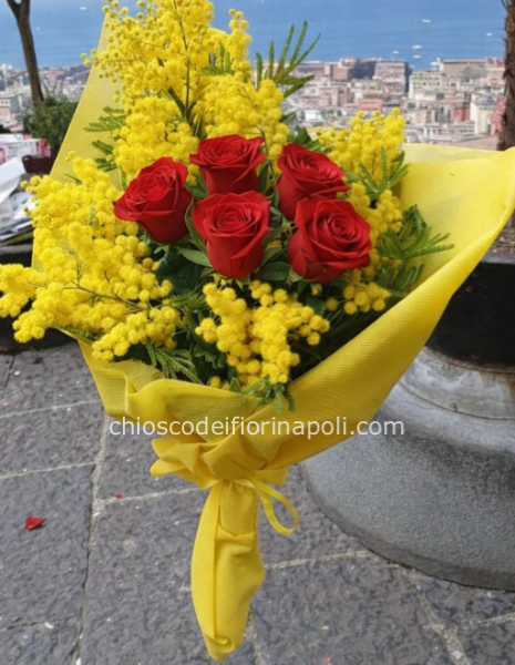 Fascio con 5 rose rosse e mimose